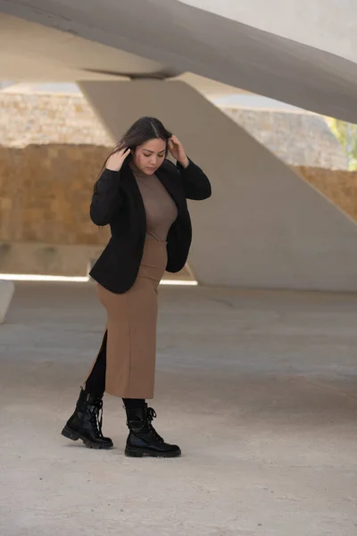 Молодая Привлекательная Женщина Повседневной Одежде Позирует Открытом Воздухе Городе Кипр — стоковое фото