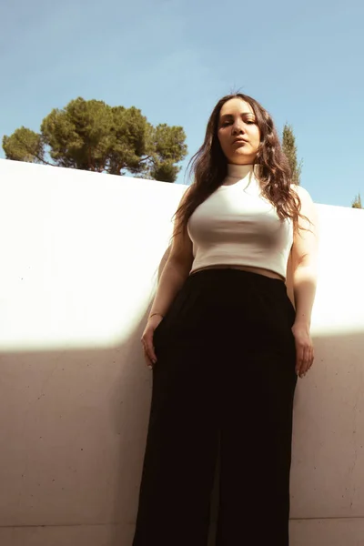 Mladá Atraktivní Žena Neformálním Oblečení Pózující Venku Městě Nikósie Kypr — Stock fotografie