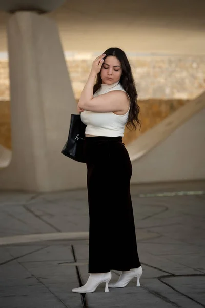 Mujer Atractiva Joven Usando Casual Sosteniendo Bolso Ropa Caminando Aire —  Fotos de Stock