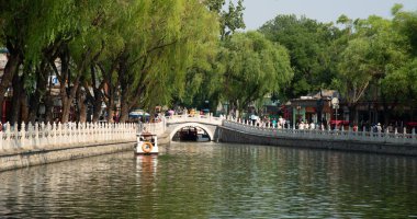 Pekin, Çin, Haziran 02 2018: Hou Gölü veya Pekin 'deki Şii Gölü. Dışarıdaki parktaki Çinliler.