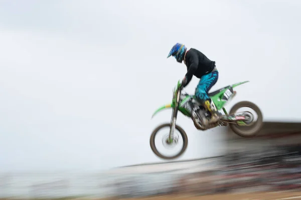 Atlet Yang Tidak Dikenal Mengendarai Sepeda Motor Sport Melompat Udara — Stok Foto