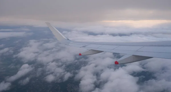 在伦敦市上空飞行的飞机使英国联合起来 从机翼窗向空中俯瞰 — 图库照片
