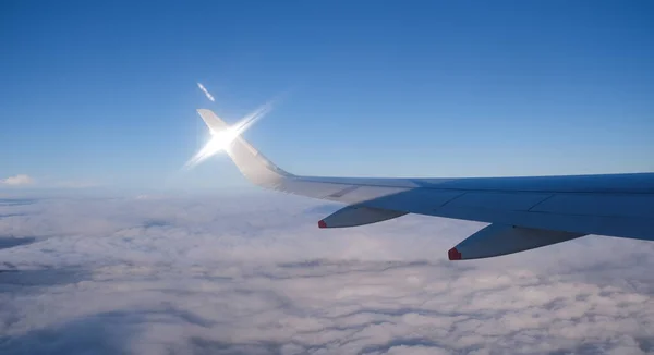 飞机在飞行中 人们旅行 从飞机窗口俯瞰空中风景 乌云之上的蓝天 — 图库照片