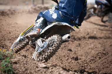 Motosikletle yarışan tanınmamış bir sporcu bir motokros yarışmasında. Enduro ekstrem yarış sporu.