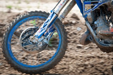 Çamurlu bir pistte yarış motosikleti. Bir yarış yarışında motor sporcusu.