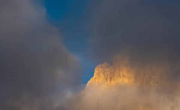 Foggy Bergslandskap Pittoreska Dolomiterna Vid Passo Sella Området Sydtyrolen Italien — Stockfoto