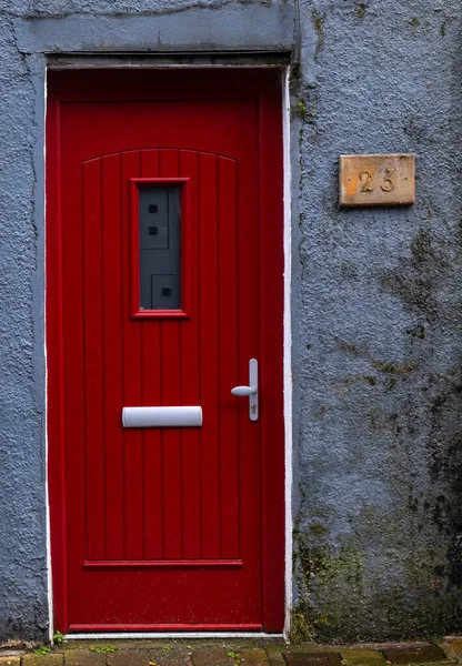 传统的英式住宅立面入口有红色关闭的门 传统住房 — 图库照片
