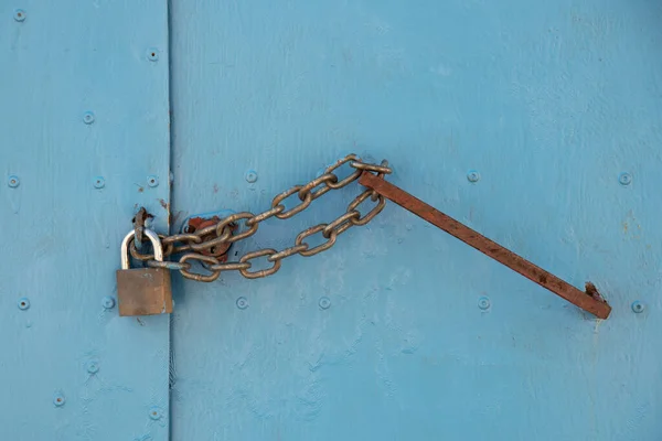 Niebieskie Zamknięte Metalowe Drzwi Łańcuchem Szafki Żelaza Dla Bezpieczeństwa Zabezpiecz — Zdjęcie stockowe