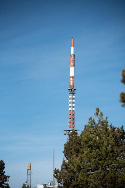 Komunikační Věž Budově Anténou Satelitní Anténou Proti Modré Obloze Mobilní — Stock fotografie