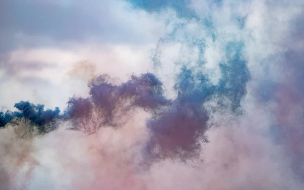 浓密的色彩斑斓的背景来自烟雾 蓝色和白色 列报的最低摘要背景 — 图库照片