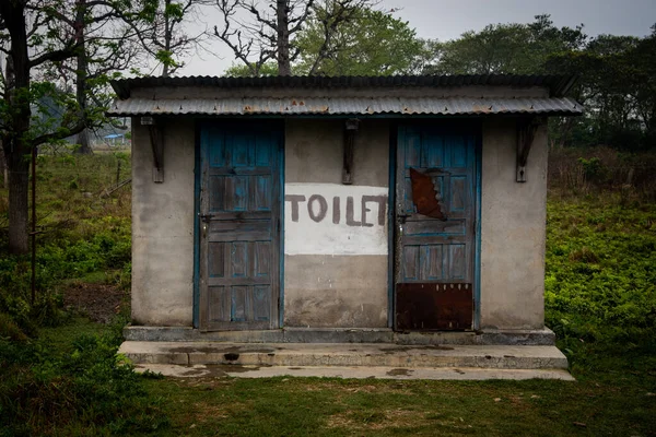 古い公衆トイレは自然の中で屋外 キャンプのトイレ ストック画像