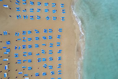 Tropikal kumlu bir plajda plaj sandalyelerinin drone antenleri. Denizde yaz tatili. Protaras Kıbrıs Avrupa.