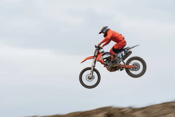 Ismeretlen Sportoló Aki Motorbiciklivel Száguld Levegőben Egy Motocross Versenyen Gyors — Stock Fotó