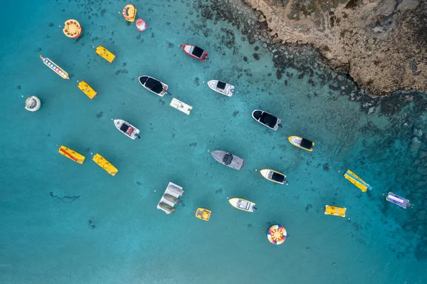 Denize demirlenmiş su sporu teknelerinin insansız hava aracı fotoğrafı. İncir Ağacı Körfezi Sahili Protaras Kisti