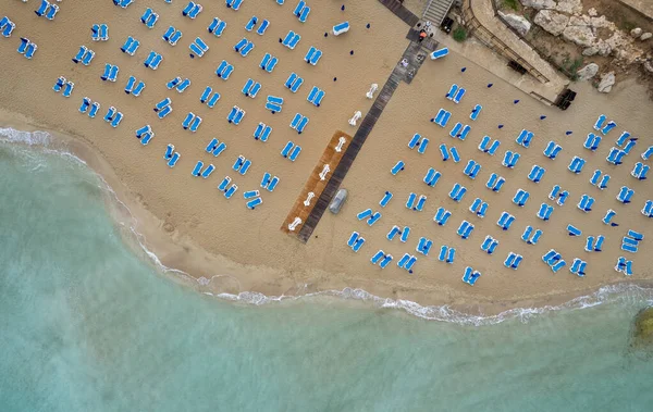 Drone Aereo Sedie Sdraio Una Spiaggia Sabbia Tropicale Vacanze Estive — Foto Stock