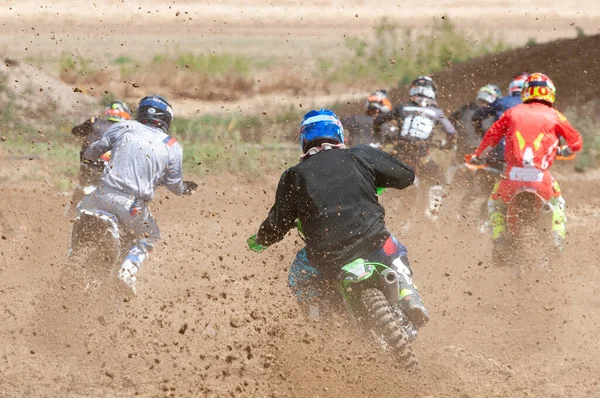 Atletas Não Reconhecidos Montando Uma Moto Esportiva Correndo Rápido Campo — Fotografia de Stock