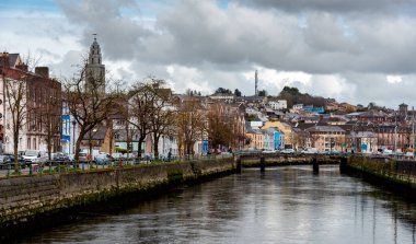 Mantar, İrlanda, 25 Şubat 2023: İrlanda 'da şehir manzarası renkli evler, mantar şehir ve nehir Lee