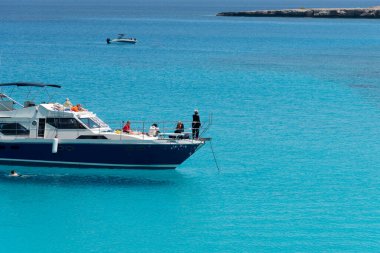 Protaras, Kıbrıs, Mayıs 12023: Turist yatı yaz tatilinin tadını çıkaran turistlerle denize açıldı. Yaz tatilleri. Cape Grego Ayia Napa Kıbrıs