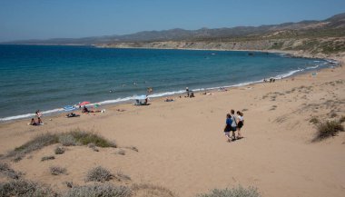 Akamas, Kıbrıs, 29 Temmuz 2022: Tropik plajlarda yaz tatili. Denizde yaşayan insanlar. Lara plajı, Akamas yarımadası Kıbrıs