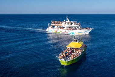 Denizde yelken açan insanların olduğu turist yatları. Okyanusta yaz tatili.