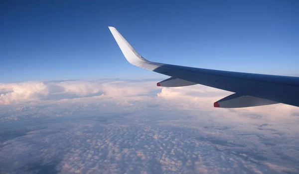Samolot Locie Nad Zachmurzonym Niebem Widok Lotu Ptaka Okna Samolotu — Zdjęcie stockowe