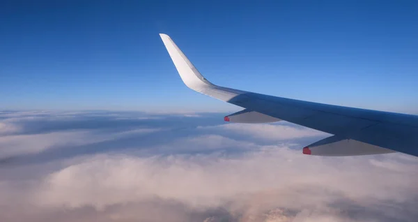 飞机在飞行中 人们旅行 从飞机窗口俯瞰空中风景 乌云之上的蓝天 — 图库照片