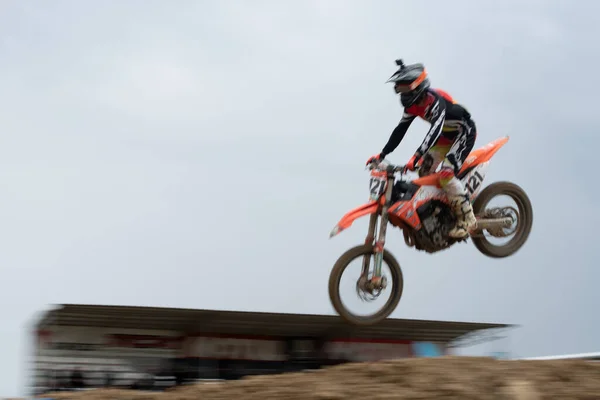 Atleta Reconocido Montando Una Moto Deportiva Saltando Aire Una Carrera — Foto de Stock