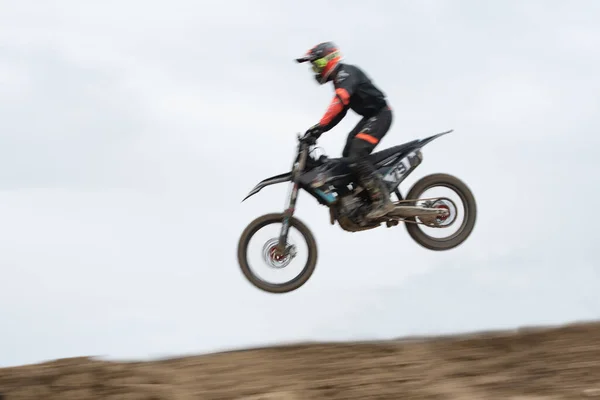 Unbekannter Sportler Auf Einem Sportmotorrad Springt Bei Einem Motocross Rennen — Stockfoto