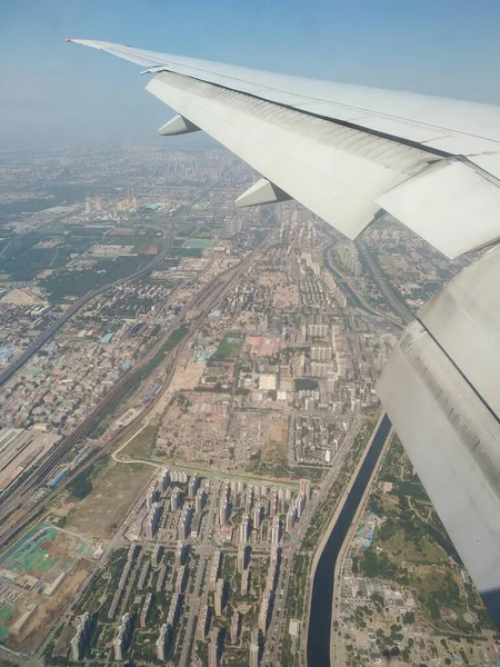 Lotnisko Cityscape Widok Okna Samolotu Pekinu Stolicy Chin — Zdjęcie stockowe
