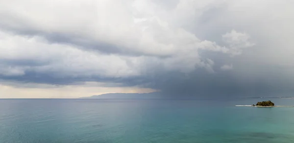 바다의 구름낀 하늘을 배경으로 파노라마같은 조경이 펼쳐집니다 폭풍이 구름낀 — 스톡 사진