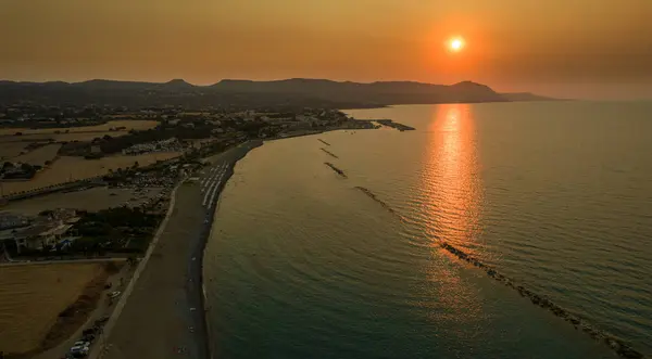 Drone Κεραία Όμορφο Φωτεινό Ηλιοβασίλεμα Στην Ακτή Πίσω Από Βουνά — Φωτογραφία Αρχείου