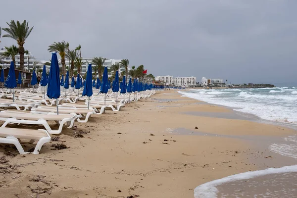 Rote Flagge Stürmischen Strand Gefährlich Fürs Schwimmen Feigenbaumbucht Protaras Zypern — Stockfoto