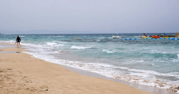 Persona Non Riconosciuta Che Cammina Una Spiaggia Sabbia Tropicale Attività — Foto Stock