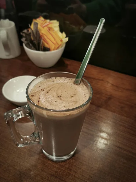 Xícara Chocolate Quente Preto Delicioso Uma Mesa Uma Cafeteria Bebida — Fotografia de Stock