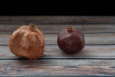 Çürümüş Punica granatum nar meyvesi. Bakteri meyveleri enfekte etti