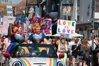 Canterbury, Kent, Birleşik Krallık, 10 Haziran 2013: Kent UK 'deki Canterbury şehrinde düzenlenen geçit töreninde mutlu gururlu insanlar ve destekçiler