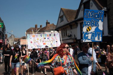 Canterbury, Kent, Birleşik Krallık, 10 Haziran 2013: Kent UK 'deki Canterbury şehrinde düzenlenen geçit töreninde mutlu gururlu insanlar ve destekçiler