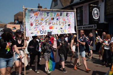 Canterbury, Kent, Birleşik Krallık, 10 Haziran 2013: Kent UK 'deki Canterbury şehrinde düzenlenen geçit töreninde mutlu gururlu insanlar ve destekçiler