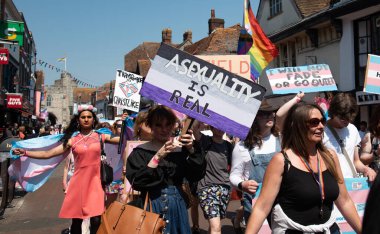 Canterbury, Kent, Birleşik Krallık, 10 Haziran 2013: Kent UK 'deki Canterbury şehrinde düzenlenen geçit töreninde mutlu gururlu insanlar ve destekçiler