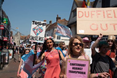 Canterbury, Kent, Birleşik Krallık, 10 Haziran 2013: Kent UK 'deki Canterbury şehrinde düzenlenen geçit töreninde mutlu gururlu insanlar ve destekçiler