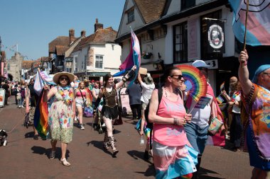 Canterbury, Kent, Birleşik Krallık, 10 Haziran 2013: Kent UK 'deki Canterbury şehrinde düzenlenen geçit töreninde mutlu gururlu insanlar ve destekçiler