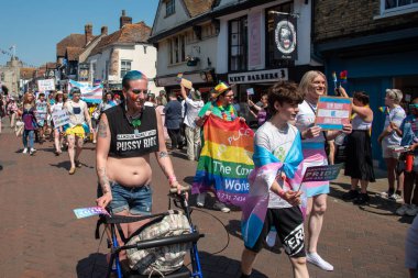 Canterbury, Kent, Birleşik Krallık, 10 Haziran 2013: Kent UK 'deki Canterbury şehrinde düzenlenen geçit töreninde mutlu gururlu insanlar ve destekçiler