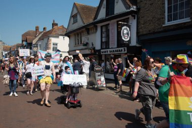 Canterbury, Kent, Birleşik Krallık, 10 Haziran 2013: Kent UK 'deki Canterbury şehrinde düzenlenen geçit töreninde mutlu gururlu insanlar ve destekçiler