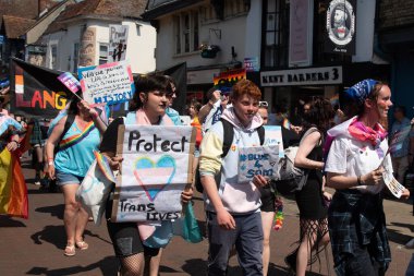 Canterbury, Kent, Birleşik Krallık, 10 Haziran 2013: Kent UK 'deki Canterbury şehrinde düzenlenen geçit töreninde mutlu gururlu insanlar ve destekçiler