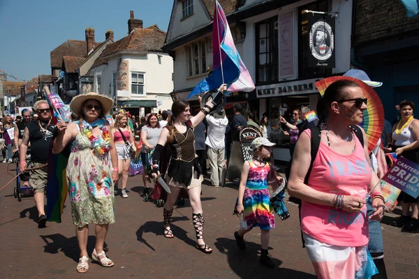 Canterbury, Kent, Birleşik Krallık, 10 Haziran 2013: Kent UK 'deki Canterbury şehrinde düzenlenen geçit töreninde mutlu gururlu insanlar ve destekçiler
