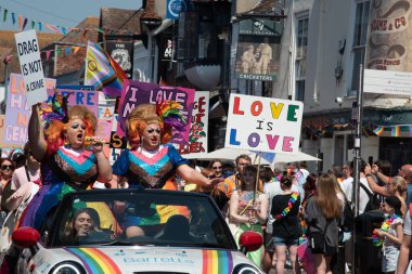 Canterbury, Kent, Birleşik Krallık, 10 Haziran 2023: Kentteki Canterbury şehrinde düzenlenen geçit töreninde mutlu insanlar ve destekçiler