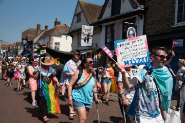 Canterbury, Kent, Birleşik Krallık, 10 Haziran 2023: Kentteki Canterbury şehrinde düzenlenen geçit töreninde mutlu insanlar ve destekçiler