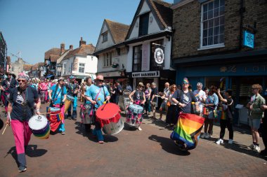 Canterbury, Kent, Birleşik Krallık, 10 Haziran 2023: Kentteki Canterbury şehrinde düzenlenen geçit töreninde mutlu insanlar ve destekçiler