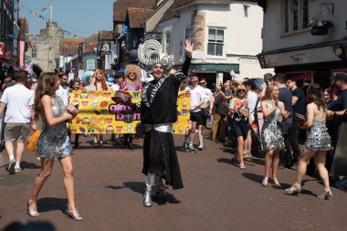 Canterbury, Kent, Birleşik Krallık, 10 Haziran 2023: Kentteki Canterbury şehrinde düzenlenen geçit töreninde mutlu insanlar ve destekçiler