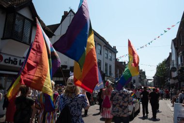 Canterbury, Kent, Birleşik Krallık, 10 Haziran 2023: Kentteki Canterbury şehrinde düzenlenen geçit töreninde mutlu insanlar ve destekçiler